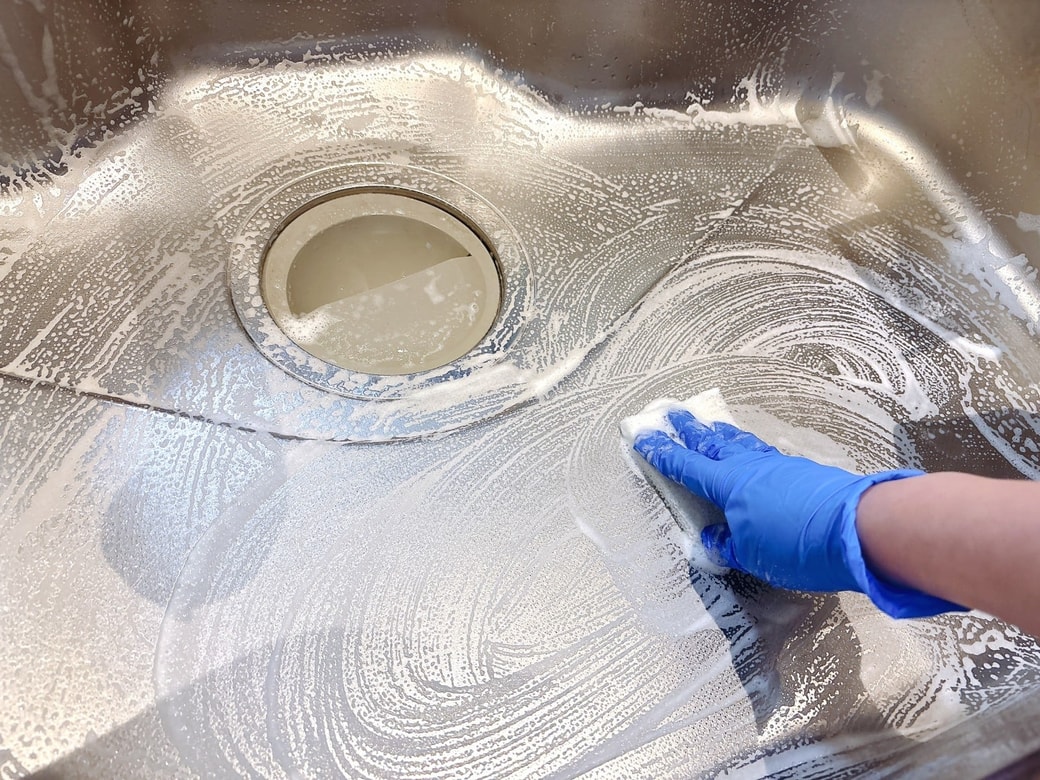 シンク全体をやさしくこする