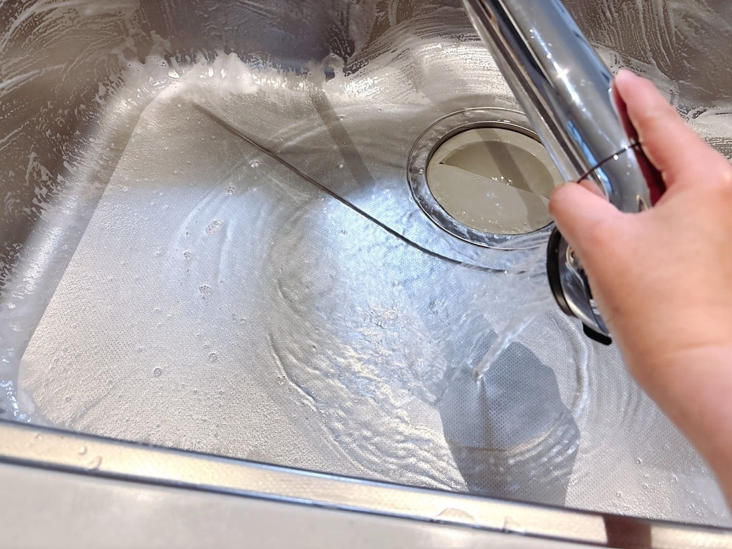 シンクを水洗いする