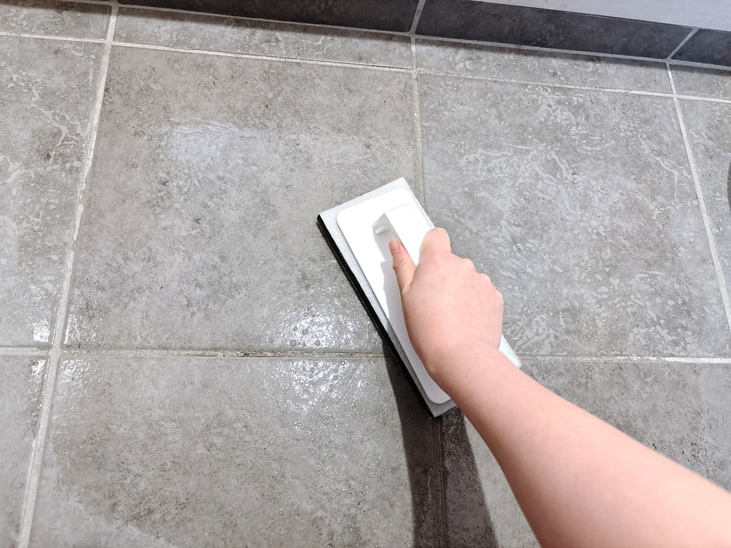 玄関タイルを磨く