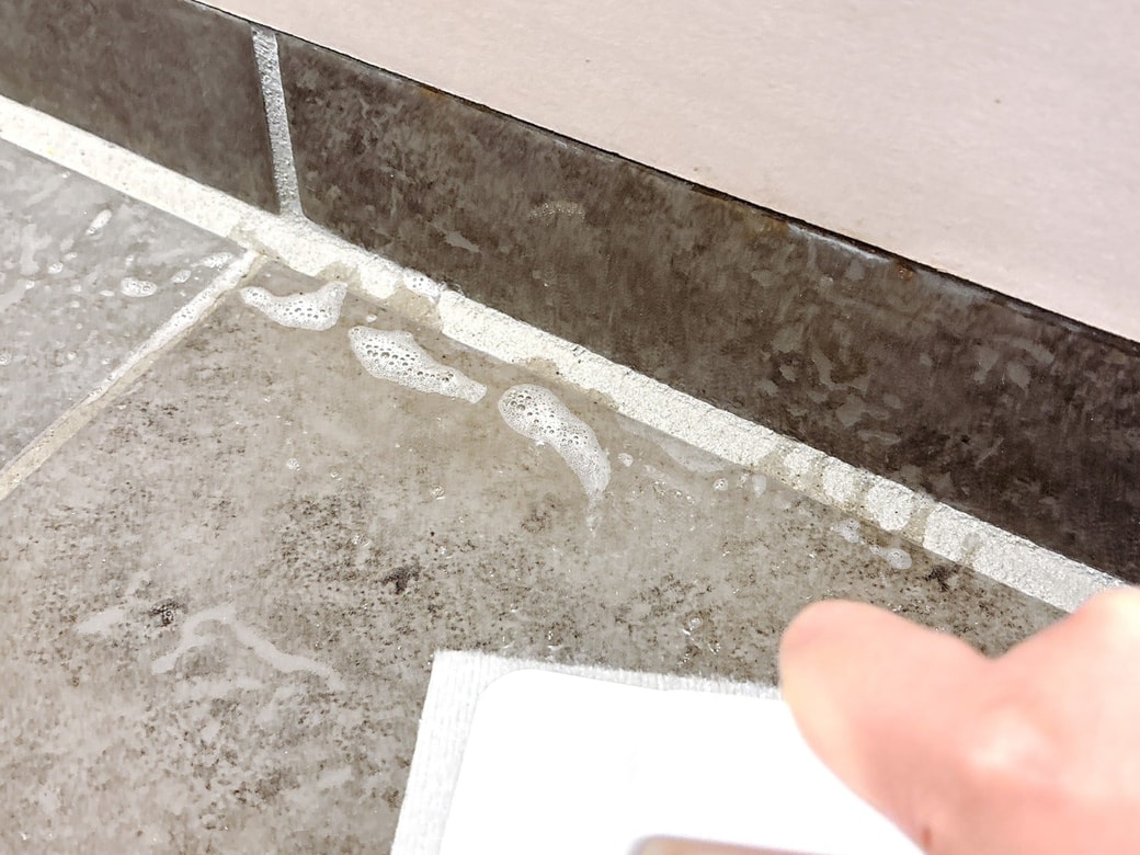 玄関タイルの汚れが浮いている様子