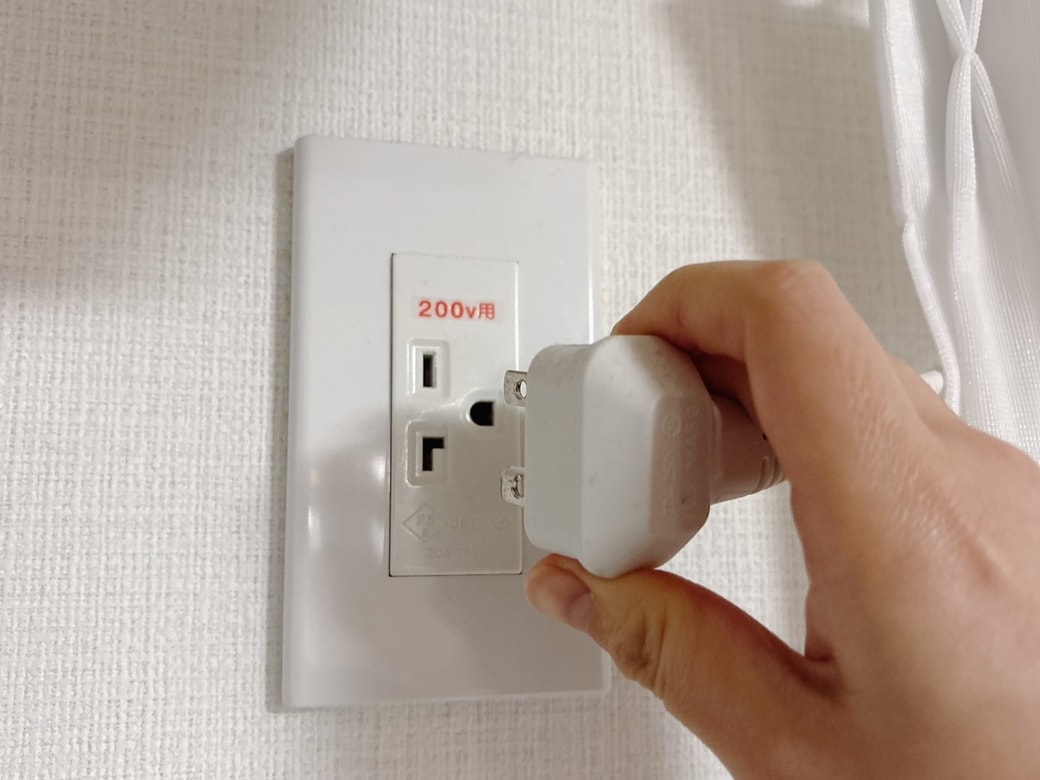エアコンのコンセントを抜く