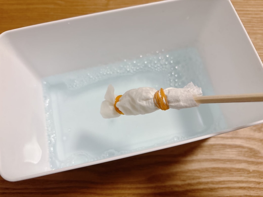 お掃除棒に希釈液をつけて、エアコンを掃除する