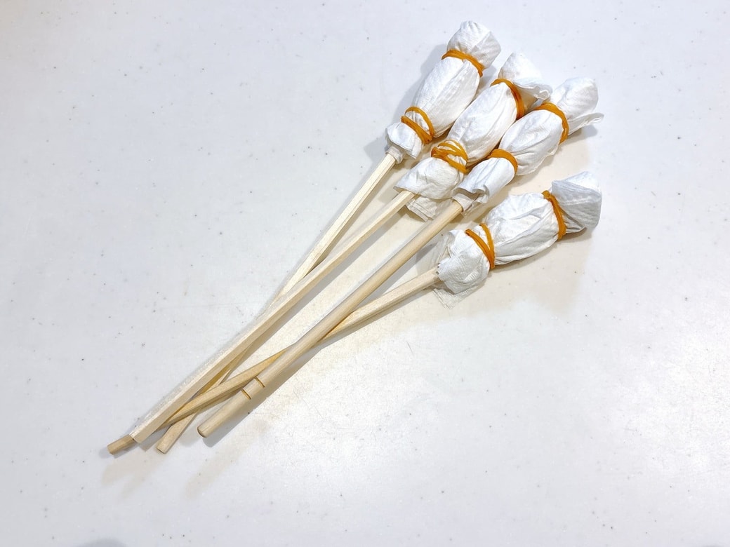 折った輪ゴムの先端にキッチンペーパーを巻き付けて輪ゴムで留める