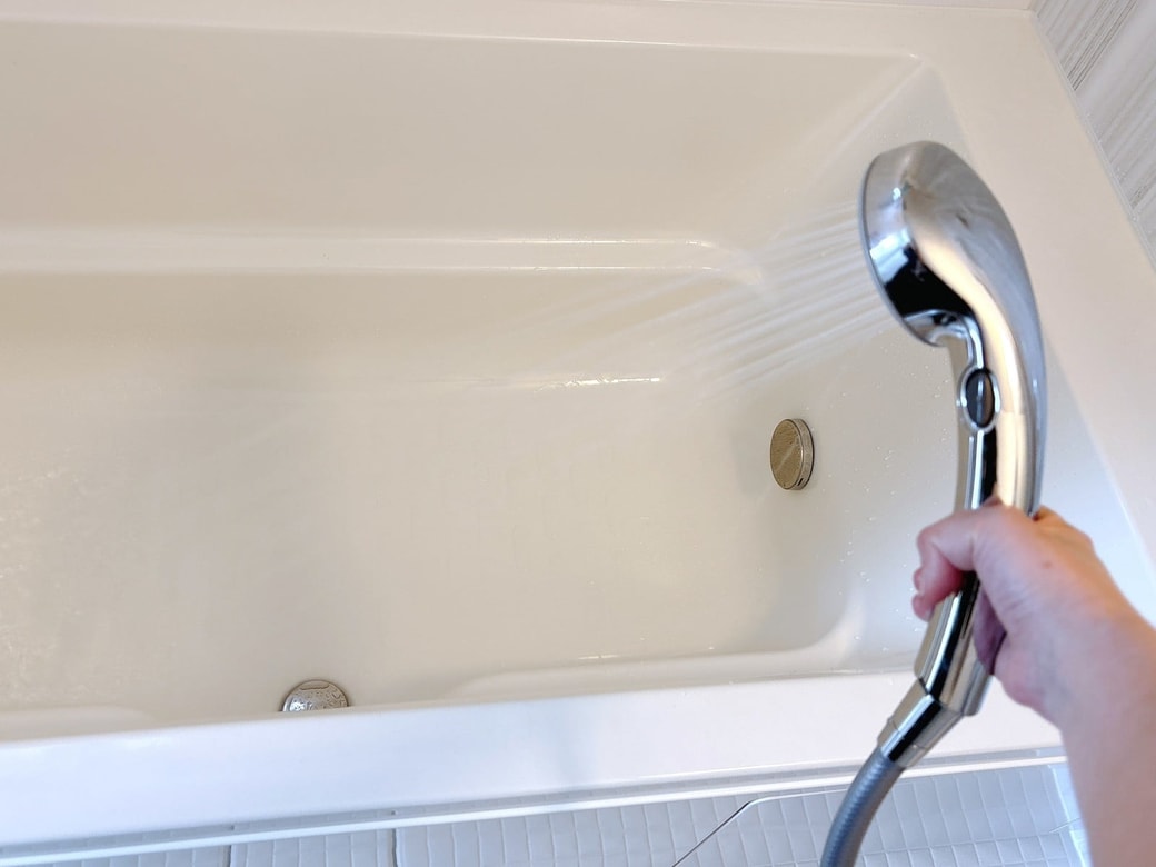 浴槽をシャワーで濡らす