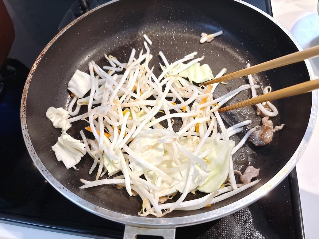 お肉を取り出して野菜を炒める