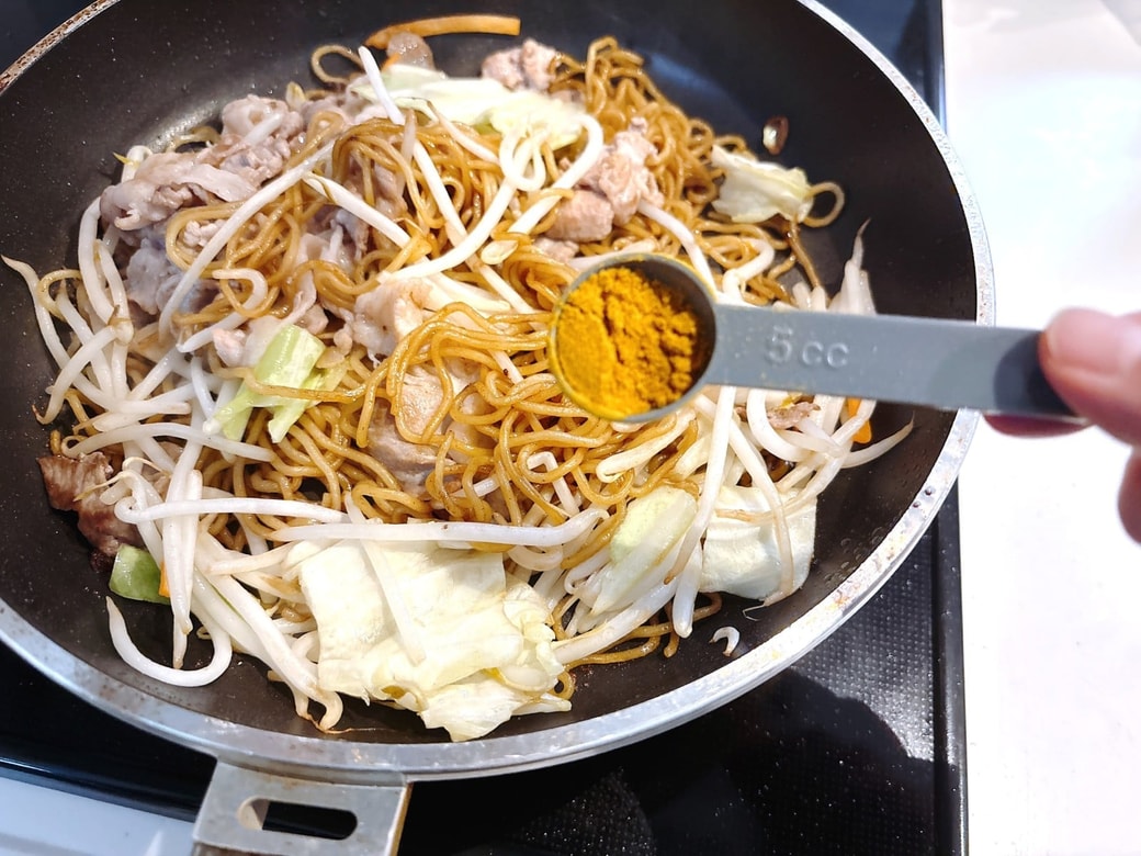 カレー粉を仕上下に加える