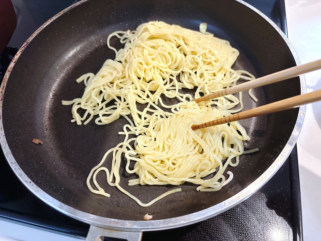 焼きそば麺を入れてこんがり焼く