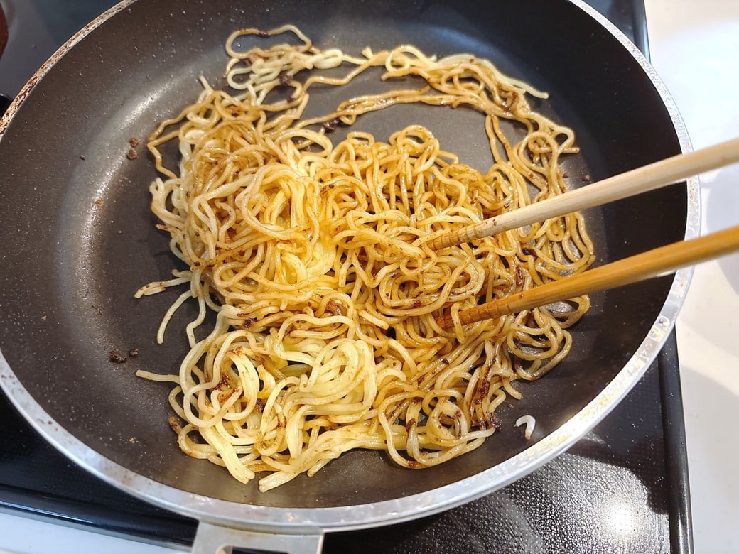 粉末ソースを麺に絡める