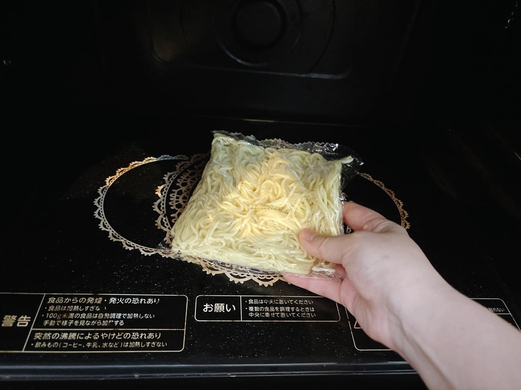 焼きそば麺は電子レンジで温めておく