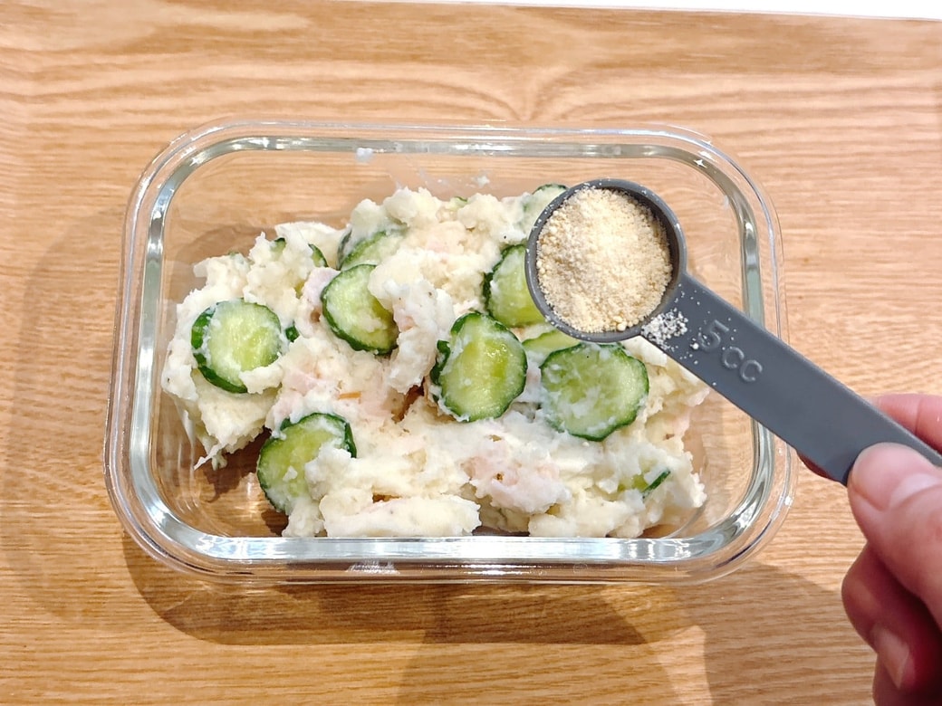 ポテトサラダに鶏ガラスープの素をかける