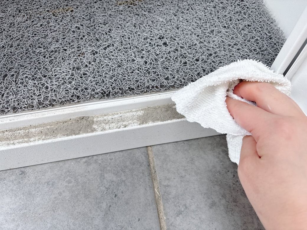 洗ったり面を変えたりしながら全体を拭く