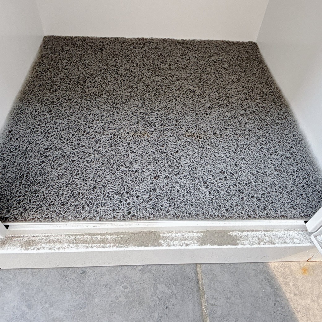 扉の裏にも砂ボコリが