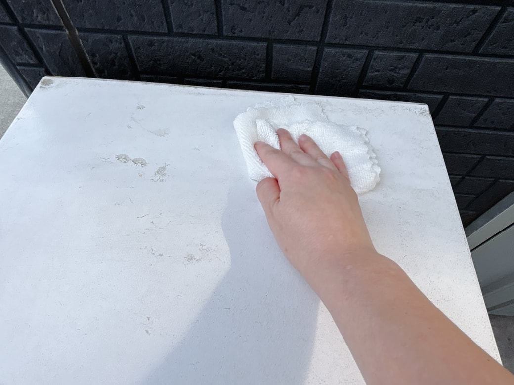 砂ボコリを払う