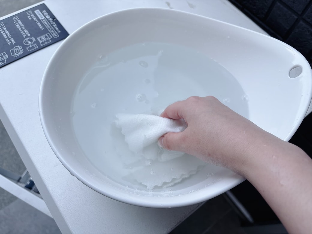 洗浄液にクロスをつけて、固く絞ったら水拭きする