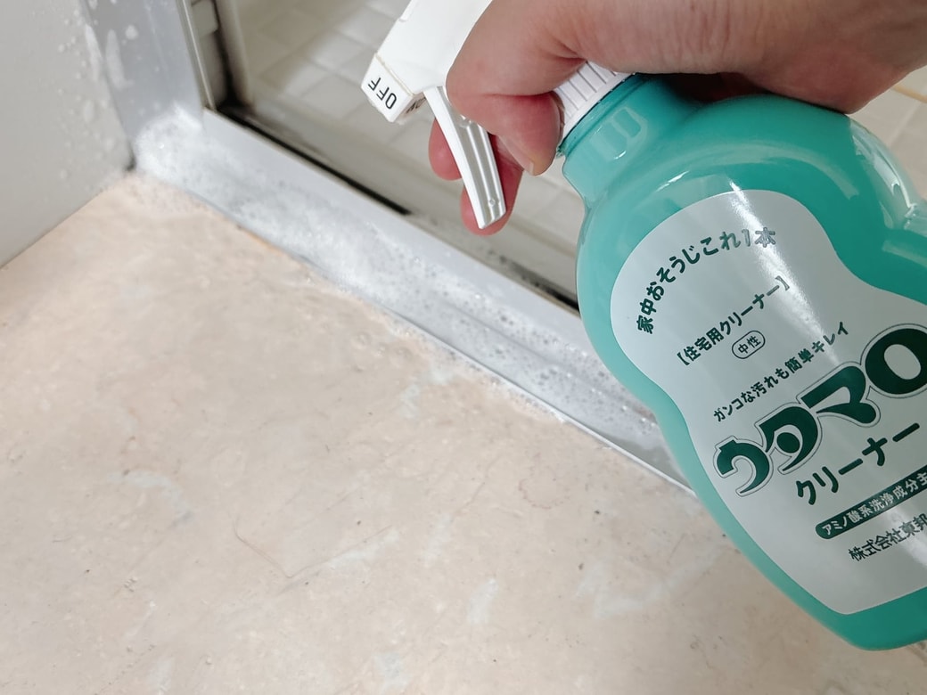 ドアレールにウタマロクリーナーをかける