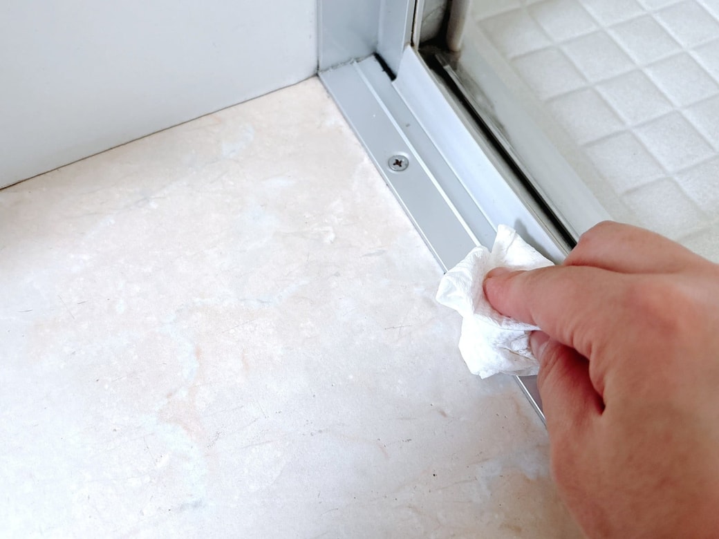 ドアレールの汚れを拭き取ったら終了