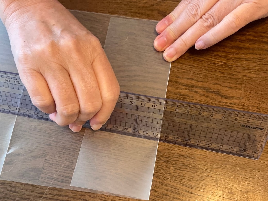 本の横幅に合わせて折り目をつける