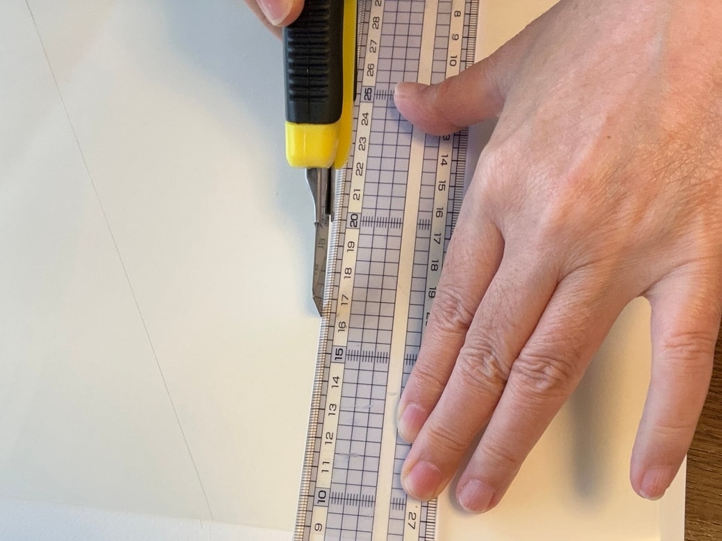 カッターで切る