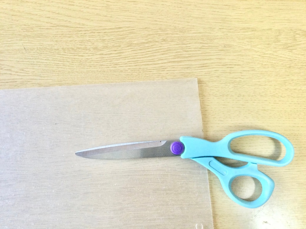 クリアファイルとハサミ