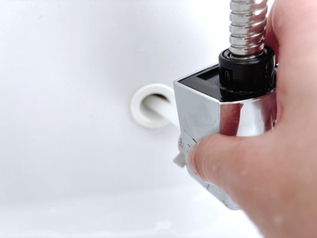 汚れを歯ブラシでこする