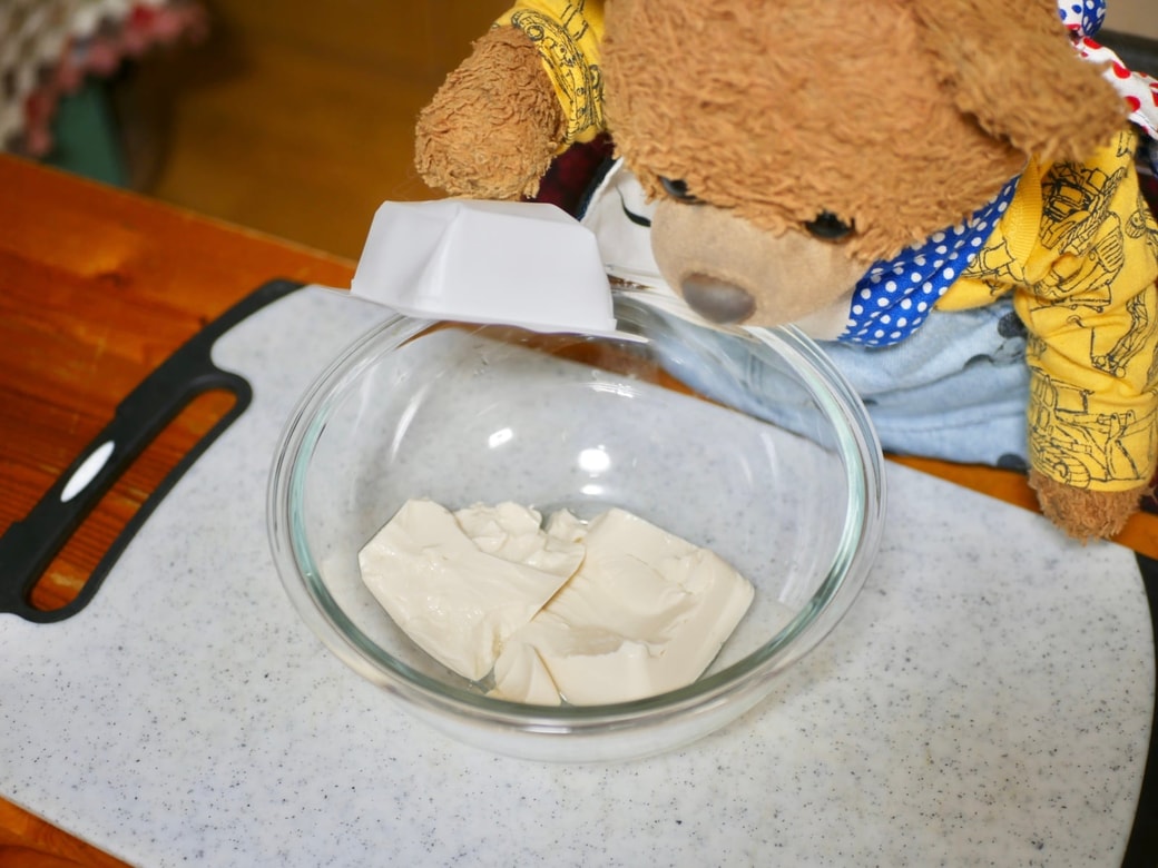 ボウルに豆腐を入れる