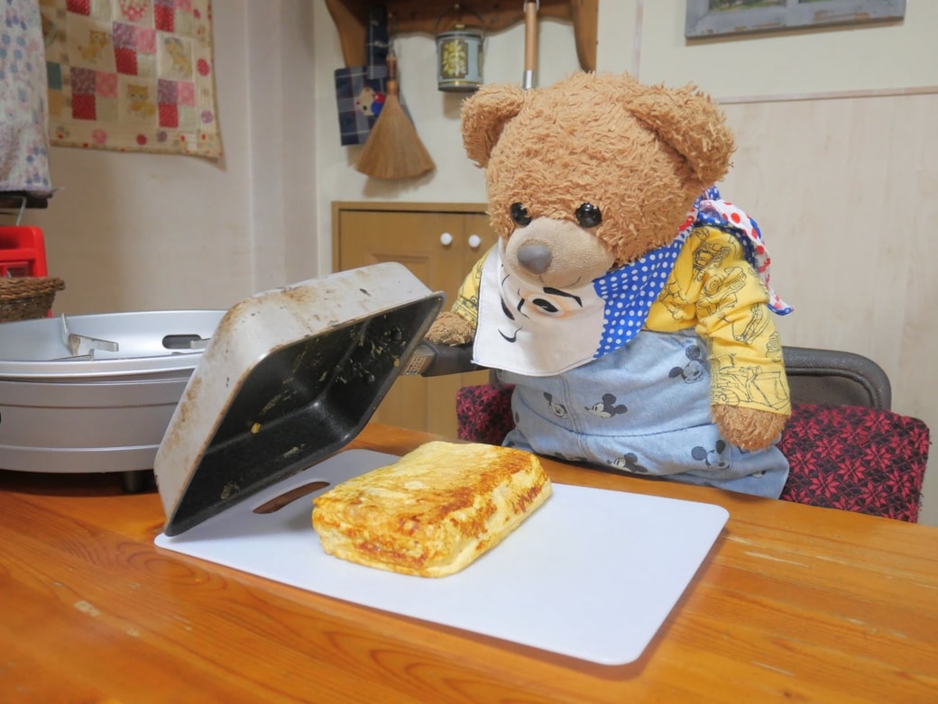 だし巻き卵を取り出す