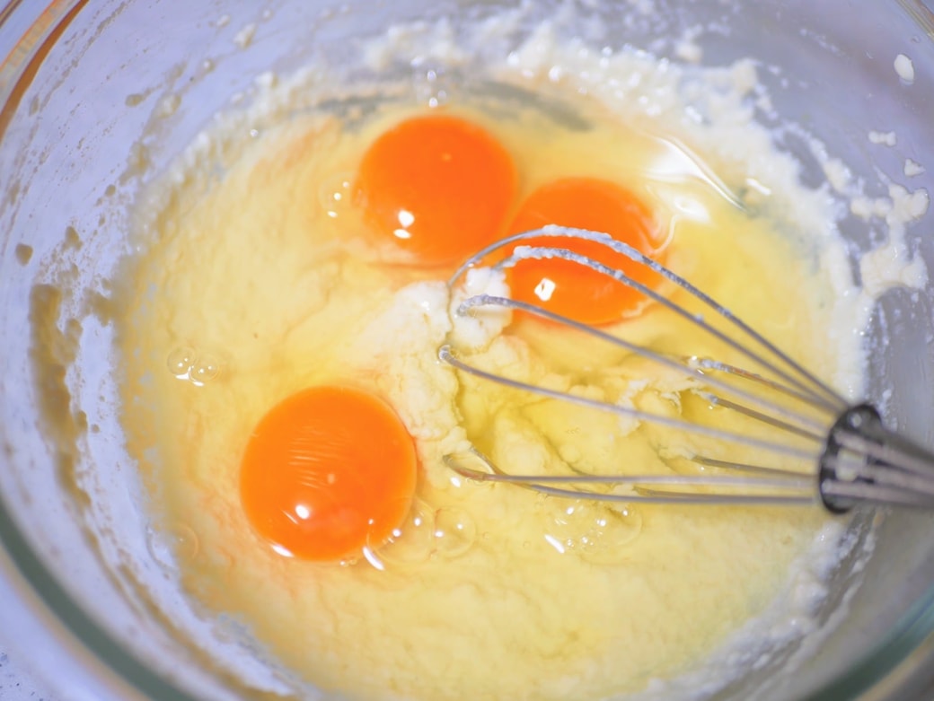 卵と調味料を加えて混ぜる