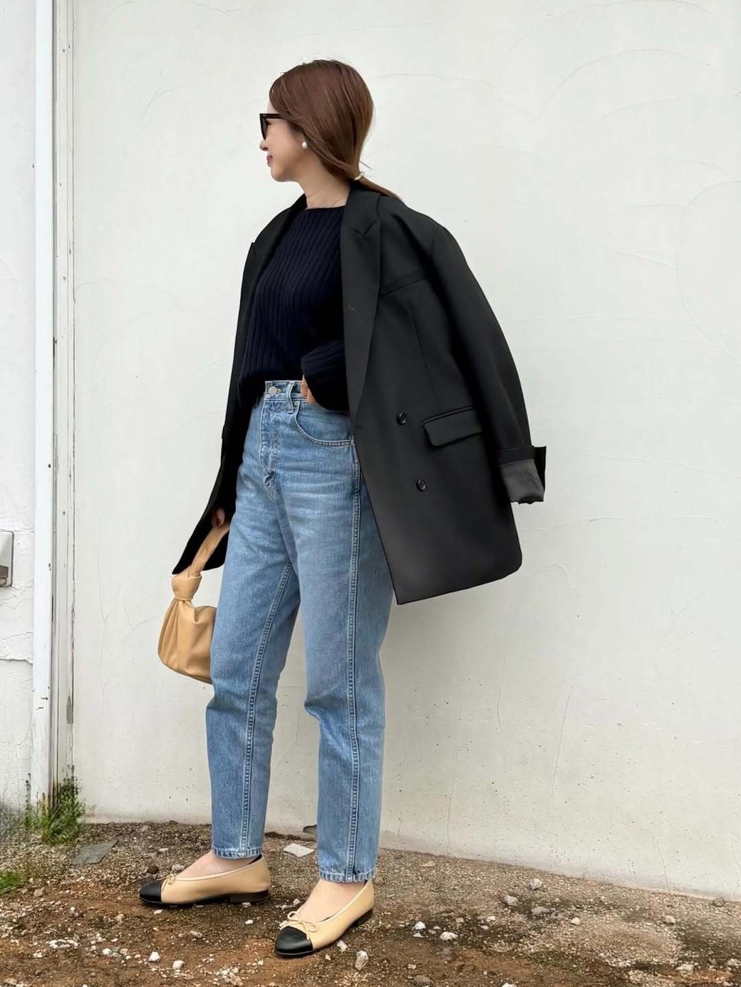 ハイウエストのデニムをインしてはくことで旬の雰囲気に。