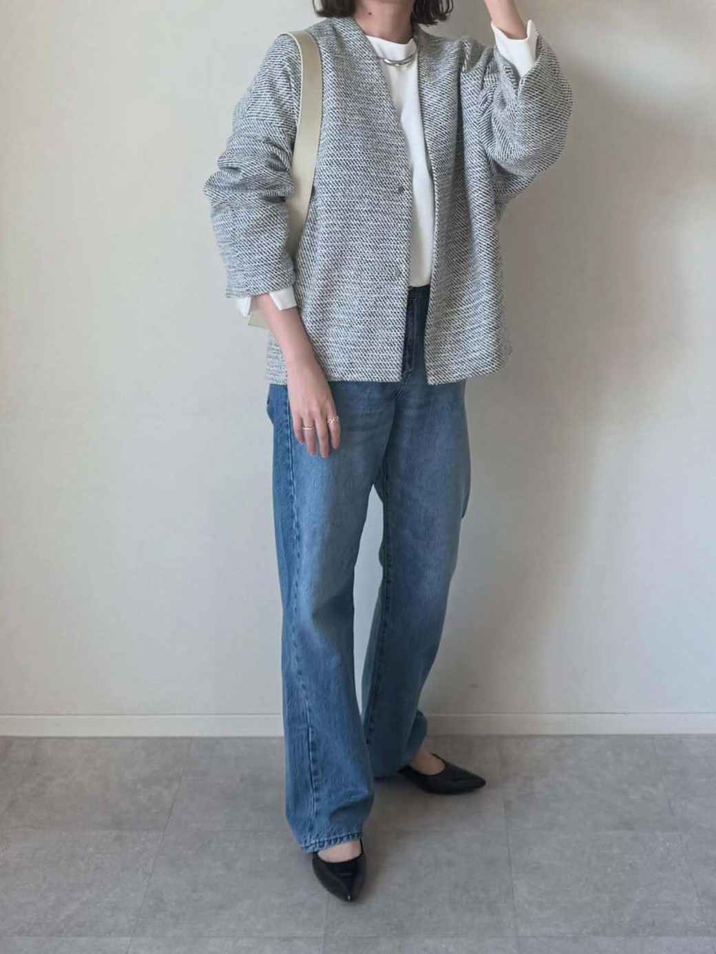 ツイードとデニムを合わせた、きれいめミックスコーデ。