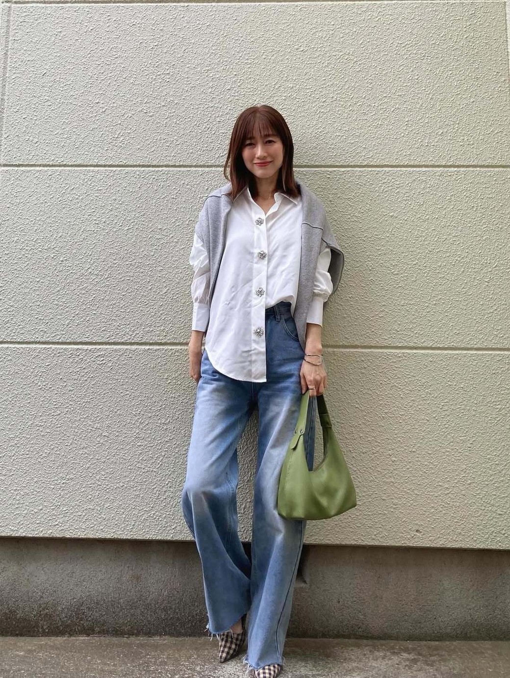一見シンプルコーデながら、ビジューボタンでさりげないおしゃれ感をプラス。