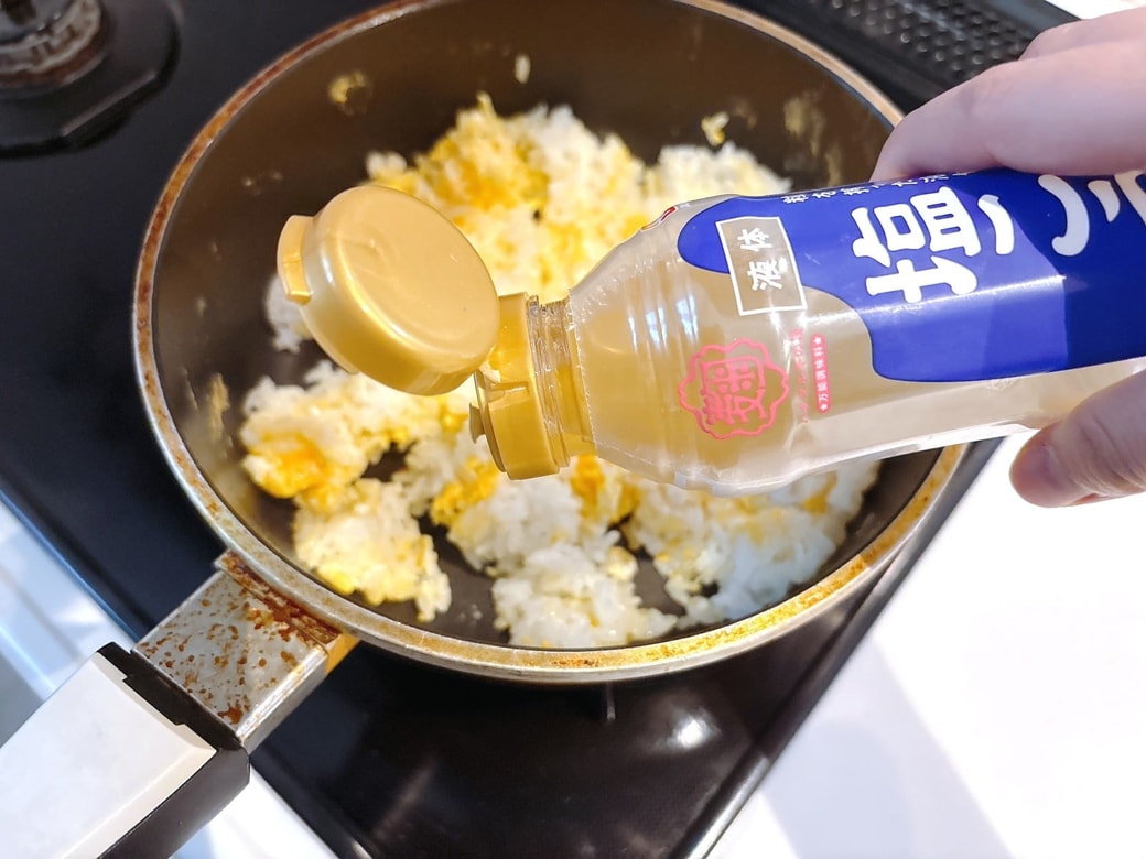 塩こうじと塩こしょうで味付けする