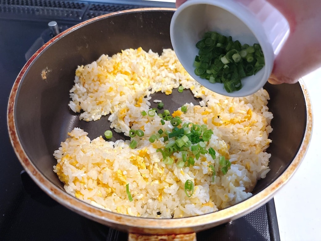 刻みねぎを加えて炒める