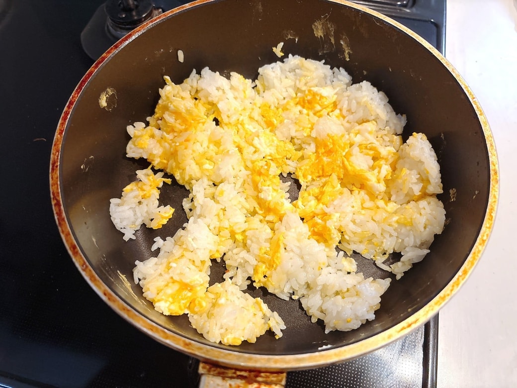 半熟に火が通ったら卵と炒め合わせる