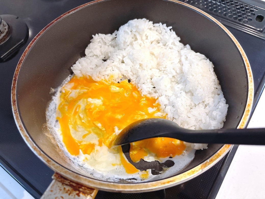 あけたスペースで卵を炒める