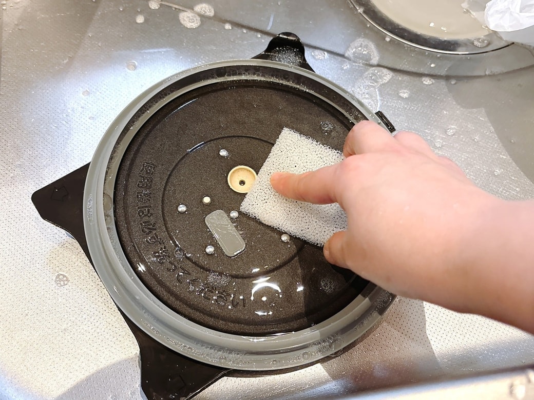 スポンジで汚れをやさしくこする