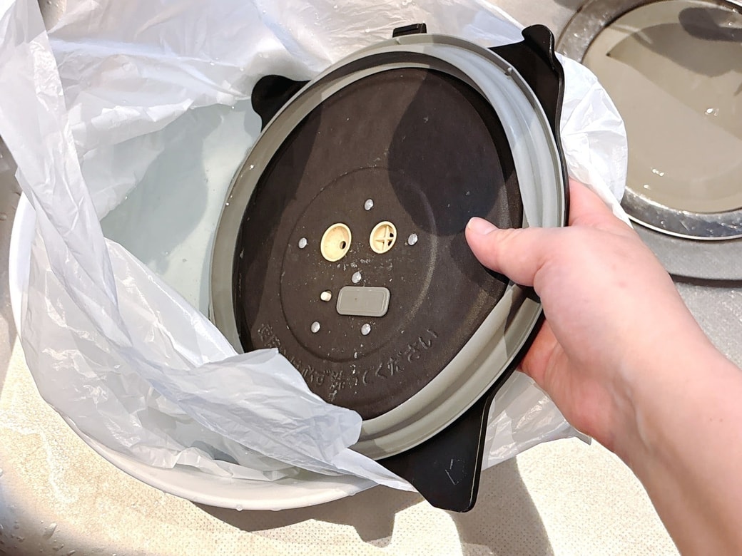 内ぶたをつけ置きする