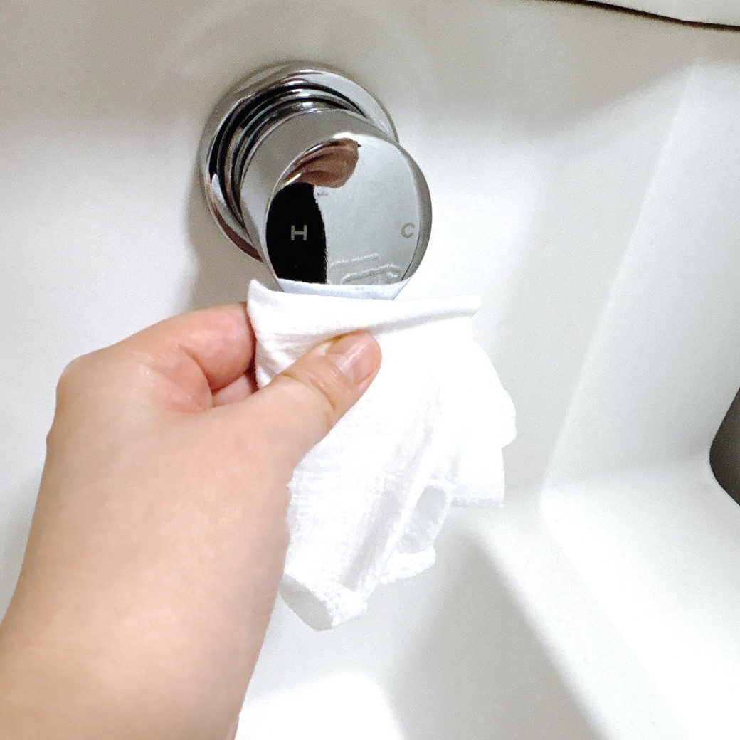 ②水栓を拭き掃除する