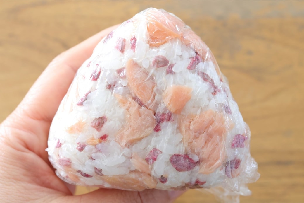 「鮭とうめこのおにぎり」