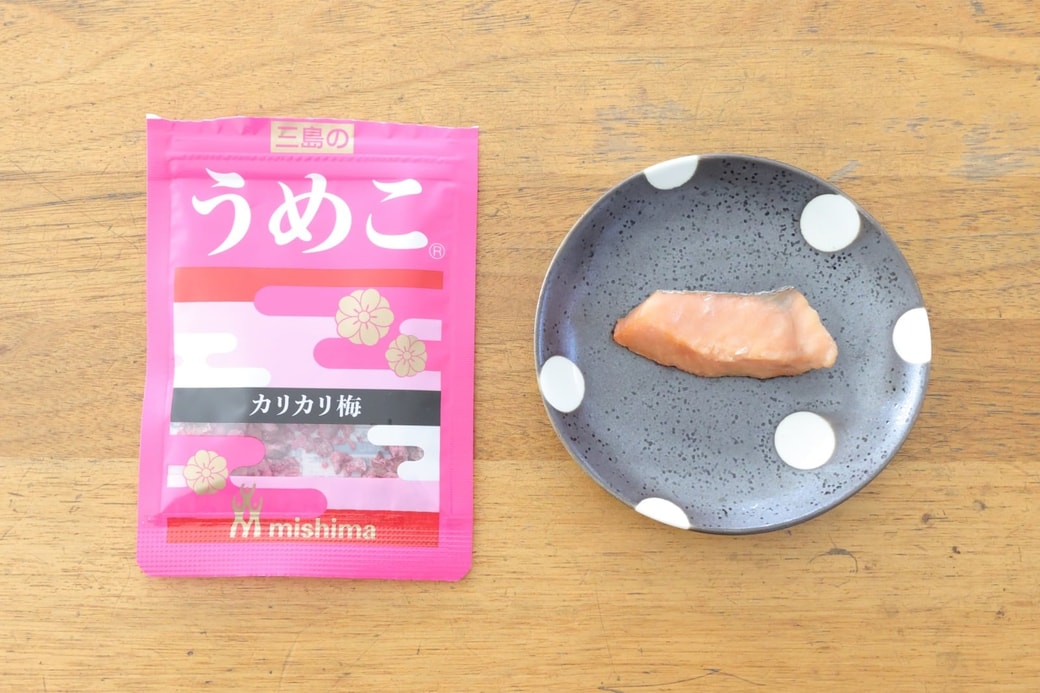 「鮭とうめこのおにぎり」