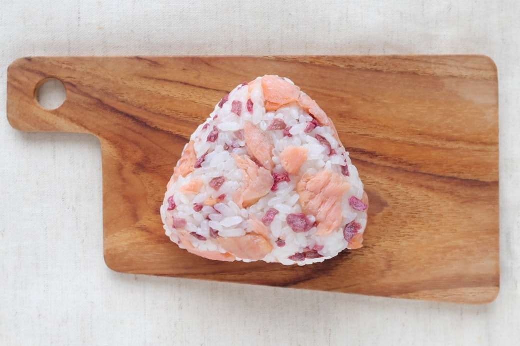 「鮭とうめこのおにぎり」