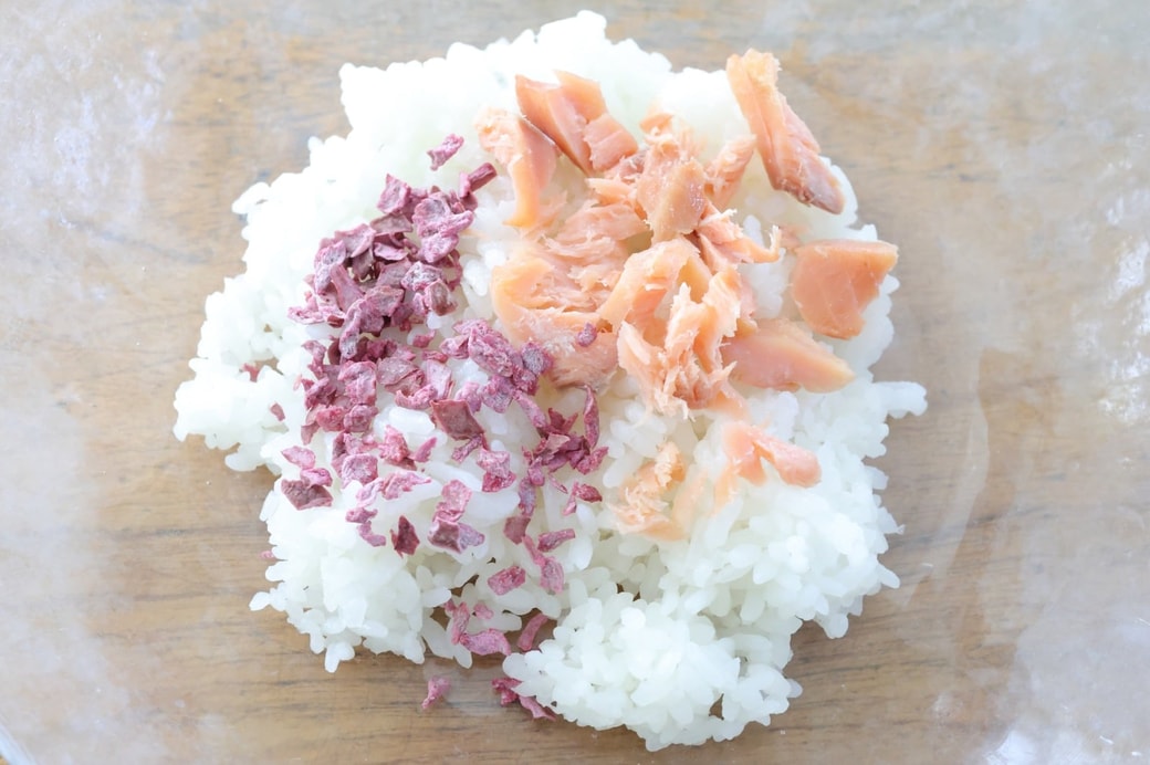 「鮭とうめこのおにぎり」