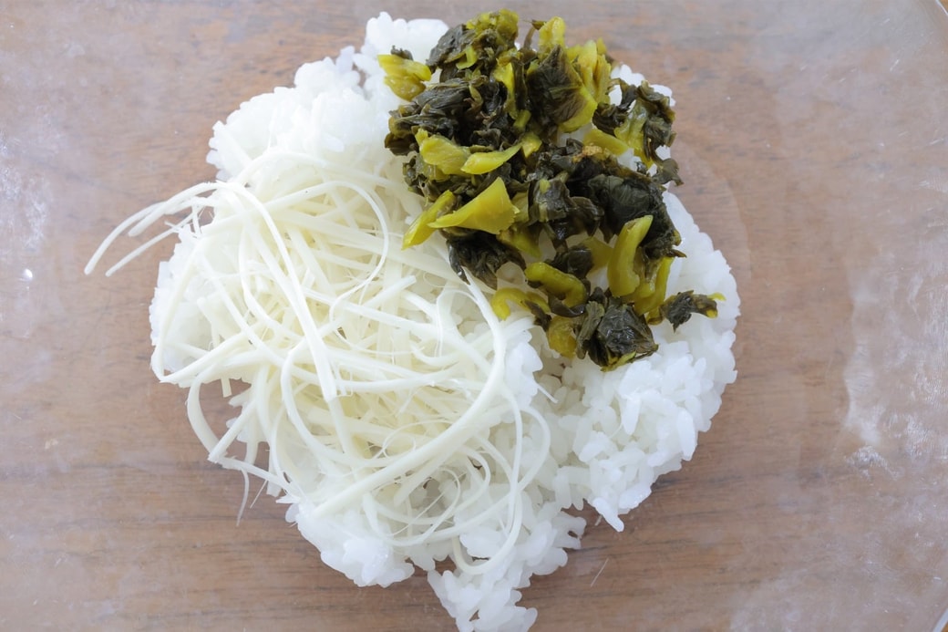 「高菜漬けとさけるチーズのおにぎり」