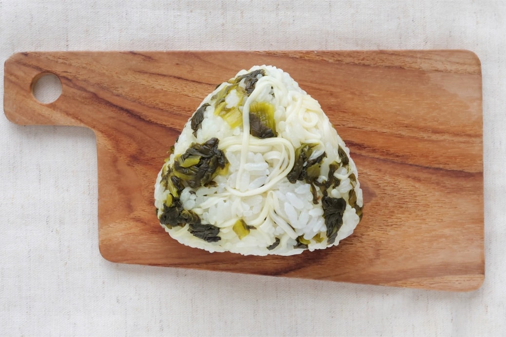 「高菜漬けとさけるチーズのおにぎり」