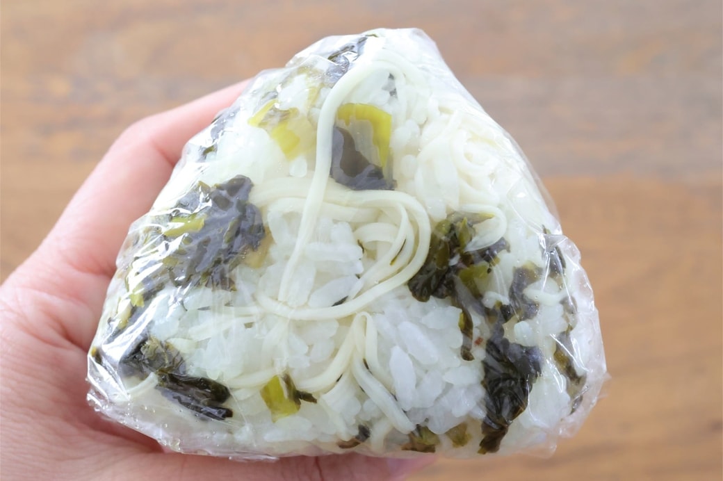 「高菜漬けとさけるチーズのおにぎり」