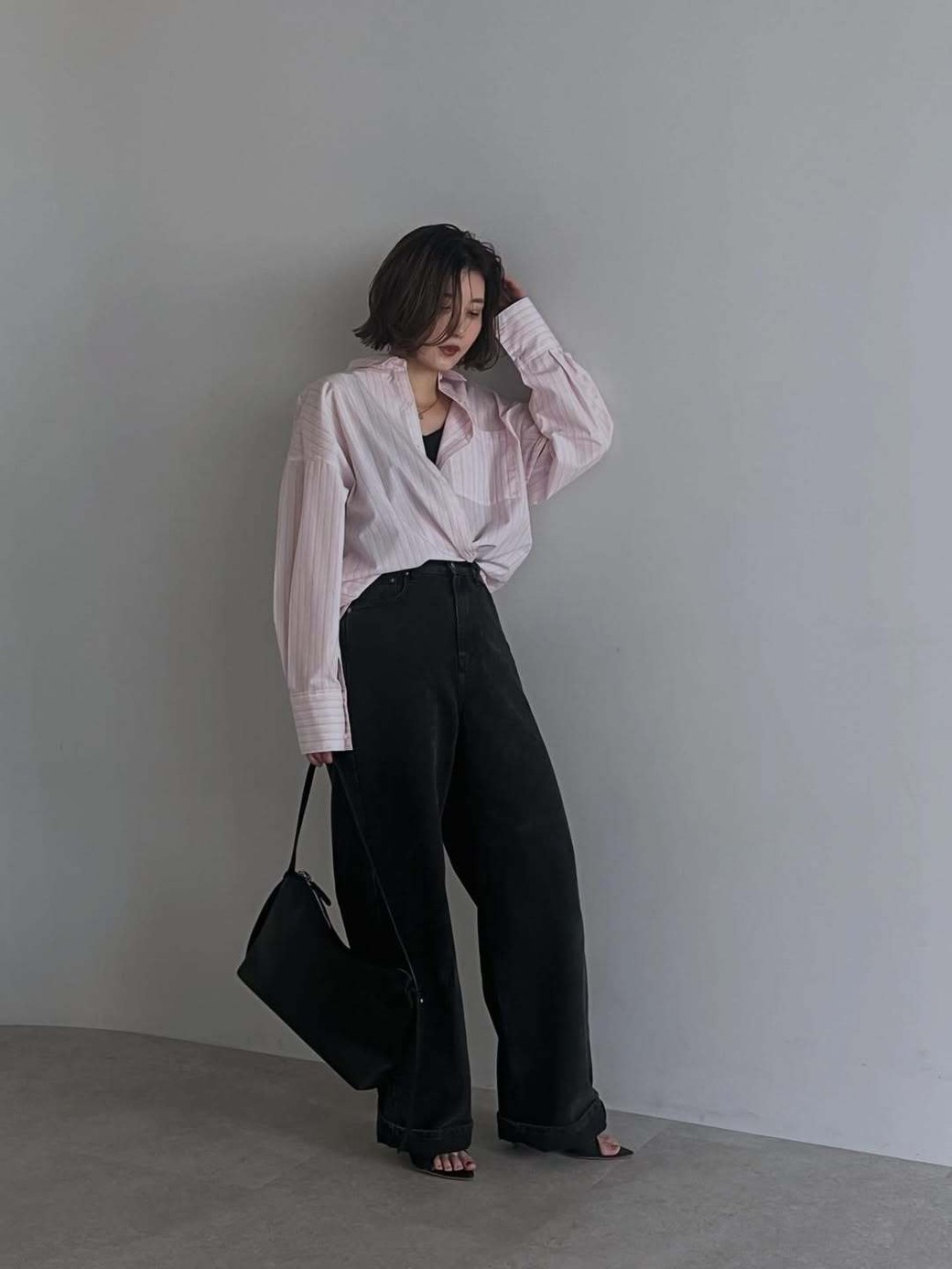 ストライプシャツだからピンクでも甘すぎない。