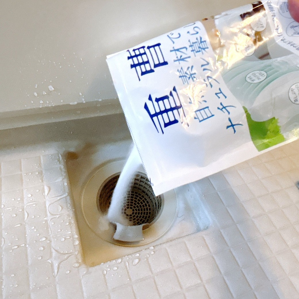 排水口に重曹をかける