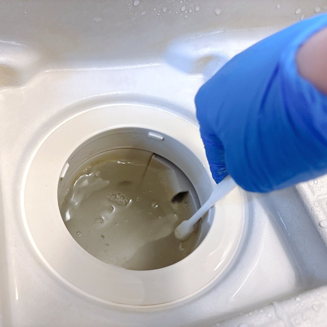 歯ブラシで汚れをこすり落とします