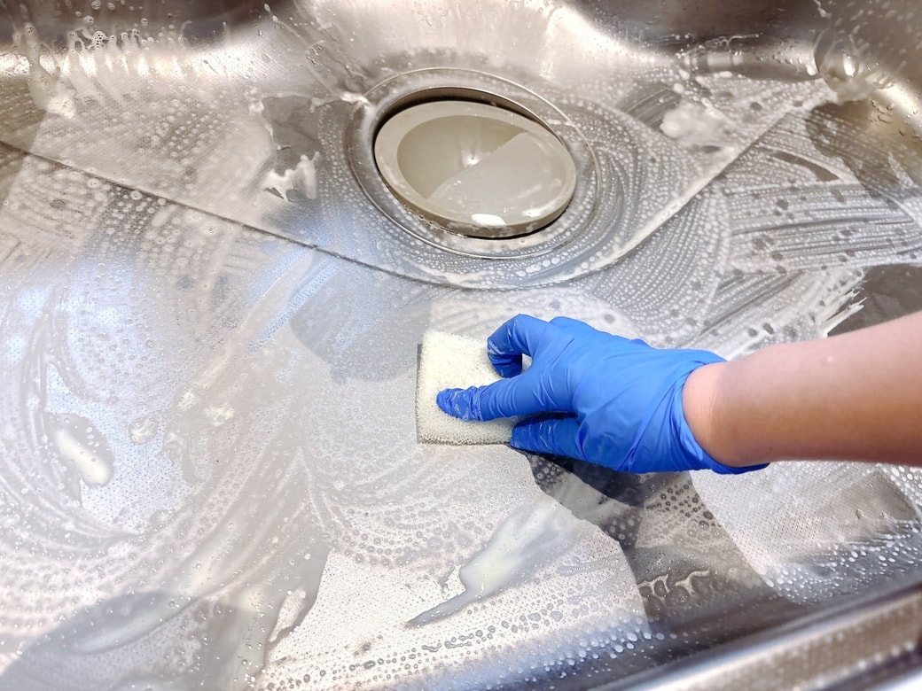 シンク内をくまなく磨く