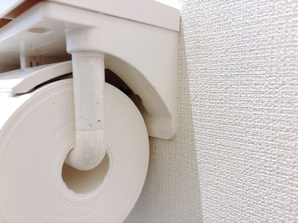 ペーパーホルダにもすき間がある