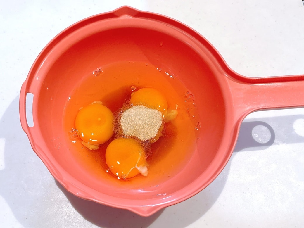 卵にめんつゆと砂糖を加える
